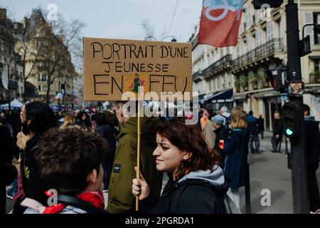 France / Paris / Paris - 23/3/2023 - France / Paris / Paris - 23/3/2023 - Jan Schmidt-Whitley/le Pictorium - manifestation contre la réforme des retraites à Paris - 23/3/2023 - France / Paris / Paris - Une jeune fille avec un signe disant: Portrait d'un jeune sur le feu en référence au film dans lequel a joué Adele Haenel, Portrait d'une jeune fille sur le feu. La neuvième journée de mobilisation contre la réforme des retraites a été à nouveau remplie de manifestants jeudi à Paris. Dans les processions beaucoup de jeunes et la violence sporadique. Banque D'Images