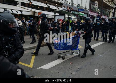 France / Paris / Paris - 23/3/2023 - France / Paris / Paris - 23/3/2023 - Jan Schmidt-Whitley/le Pictorium - manifestation contre la réforme des retraites à Paris - 23/3/2023 - France / Paris / Paris - les policiers confisquent l'équipement des manifestants. La neuvième journée de mobilisation contre la réforme des retraites a été à nouveau remplie de manifestants jeudi à Paris. Dans les processions beaucoup de jeunes et la violence sporadique. Banque D'Images