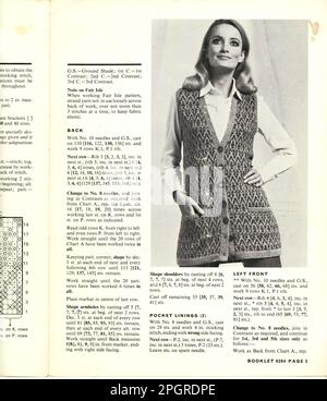 Exemple original du motif de tricot rétro de Paton de la fin des années 1970, le modèle porte un long gilet en maille à la main à motif jacquard bouton vers le bas, Royaume-Uni vers 1979 Banque D'Images