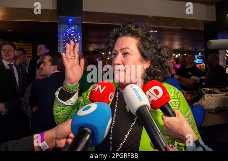 BATHMEN, PAYS-BAS - 15 MARS 2023: La politicienne Caroline van der Plas donne des interviews à la presse après que son parti politique BBB gagne le provincic Banque D'Images