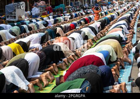 Narayanganj, Dhaka, Bangladesh. 24th mars 2023. Les dévotés musulmans s'agenouillent au milieu d'un carrefour routier très animé pour offrir la prière de Jummah dans une rue près d'une mosquée pendant le premier jour du mois Saint du ramadan à Narayanganj, au Bangladesh. Les lieux de prière dédiés ne sont pas suffisants pour traiter ce grand nombre de personnes, ainsi un grand nombre de personnes viennent à l'extérieur de la rue pour prier. Tous les transports terrestres et les passages pour piétons sont suspendus pendant cette période. (Credit image: © Joy Saha/ZUMA Press Wire) USAGE ÉDITORIAL SEULEMENT! Non destiné À un usage commercial ! Banque D'Images