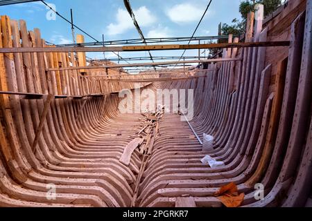 Intérieur d'un dhow traditionnel géant Al Ghanja dans l'usine de construction navale de sur, Ash Sharqiyah, Oman Banque D'Images