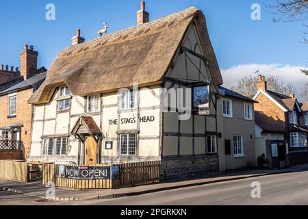 Wellesbourne, Warwickshire, Angleterre Royaume-Uni: Le Stag's Head Inn restauré après un incendie, un pub classé Grade II à colombages et en chaume. Banque D'Images