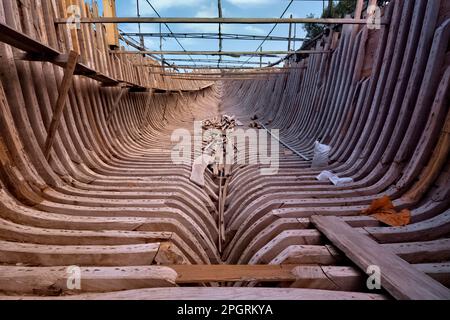 Intérieur d'un dhow traditionnel géant Al Ghanja dans l'usine de construction navale de sur, Ash Sharqiyah, Oman Banque D'Images