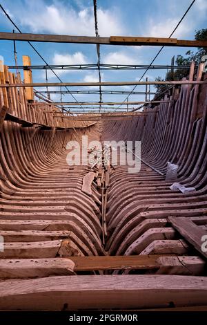 Intérieur d'un dhow traditionnel géant Al Ghanja dans l'usine de construction navale de sur, Ash Sharqiyah, Oman Banque D'Images