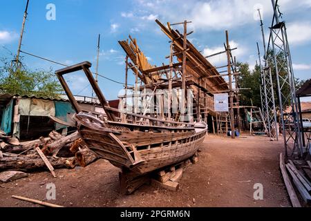 Vue sur le dhow traditionnel géant Al Ghanja dans l'usine de construction navale de sur, Ash Sharqiyah, Oman Banque D'Images