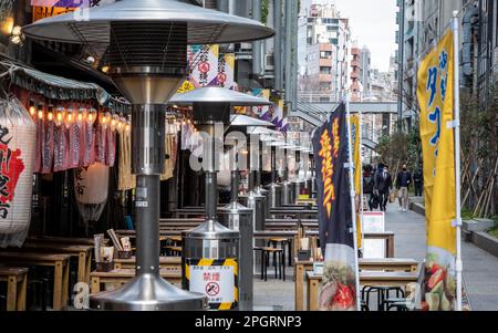 13 mars 2023 - Tokyo, Japon : gros plan des chauffe-gaz extérieurs dans les bars et restaurants extérieurs du parc Miyashita, Shibuya, Tokyo, Japon Banque D'Images