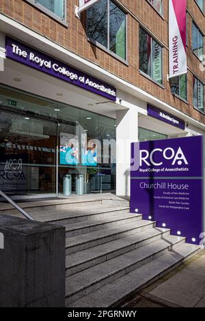 La RCoA Collège Royal des anesthésistes siège social siège social à Churchill House Red Lion Square London. Fondée en 1948 elle a reçu son mandat royal en 1992 Banque D'Images