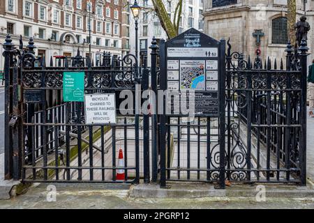 Toilettes publiques fermées Central London sur Fleet Street/The Strand. Disparition des toilettes publiques Londres. Toilettes publiques non utilisées. Toilettes publiques fermées. Banque D'Images