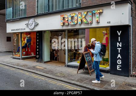 Boutique de vêtements et d'accessoires vintage Rokit London. Rokit, un magasin de mode d'occasion, a commencé comme un stand dans Camden Market en 1986. Rokit Covent Garden. Banque D'Images