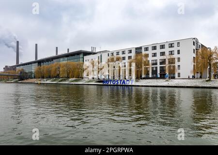 Wolfsburg, Allemagne – 9 mars 2023 : Volkswagen Autostadt front de mer au canal Mittelland Banque D'Images