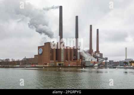 Wolfsburg, Allemagne – 9 mars 2023 : centrale électrique de l'usine Volkswagen sur le canal Mittelland Banque D'Images