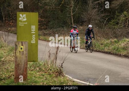 Deux cyclistes sur la route en zigzag à National Trust Box Hill, Surrey Hills, Tadworth, Dorking, Surrey, Angleterre, Royaume-Uni, 2023 Banque D'Images