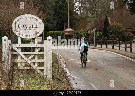 Cycliste sur la route Zig Zag, après Smith & Western à National Trust Box Hill, Surrey Hills, Tadworth, Dorking, Surrey, Angleterre, Royaume-Uni, 2023 Banque D'Images