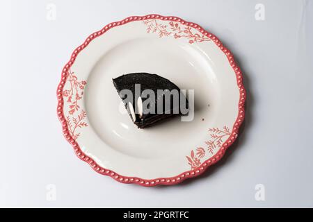 Assiette avec une tranche de délicieux gâteau au chocolat maison sur la table Banque D'Images