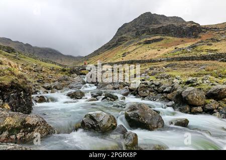 Grain Gill et Stockley Bridge avec Seathwaite tomba à droite, Lake District, Cumbria, Royaume-Uni Banque D'Images