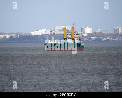 Sheerness, Kent, Royaume-Uni. 24th mars 2023. Météo au Royaume-Uni : sorts ensoleillés avec une couverture nuageuse dans Sheerness, Kent. Pic: le cargo général Alstern à l'ancre avec Southend sur la mer en arrière-plan. Crédit : James Bell/Alay Live News Banque D'Images