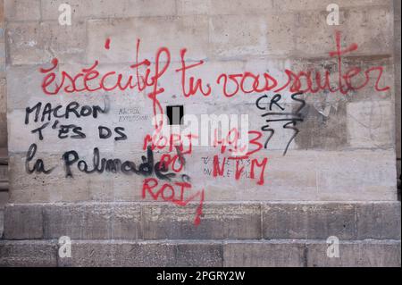 Paris / France - 24/03/2023, Laurent Pailler / le Pictorium - en procession de la manifestation contre la réforme des retraites de 23 mars à Paris - 24/3/2023 - France / Paris / Paris - lors de cette manifestation intersyndicale de 9th jours contre la réforme des retraites du gouvernement d'Elisabeth borne, la jeunesse a fait une entrée remarquable dans le mouvement de protestation Banque D'Images