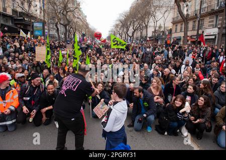 Paris / France - 24/03/2023, Laurent Pailler / le Pictorium - en procession de la manifestation contre la réforme des retraites de 23 mars à Paris - 24/3/2023 - France / Paris / Paris - lors de cette manifestation intersyndicale de 9th jours contre la réforme des retraites du gouvernement d'Elisabeth borne, la jeunesse a fait une entrée remarquable dans le mouvement de protestation Banque D'Images
