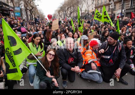 Paris / France - 24/03/2023, Laurent Pailler / le Pictorium - en procession de la manifestation contre la réforme des retraites de 23 mars à Paris - 24/3/2023 - France / Paris / Paris - lors de cette manifestation intersyndicale de 9th jours contre la réforme des retraites du gouvernement d'Elisabeth borne, la jeunesse a fait une entrée remarquable dans le mouvement de protestation Banque D'Images