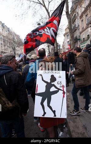 Paris / France - 24/03/2023, Laurent Pailler / le Pictorium - en procession de la manifestation contre la réforme des retraites de 23 mars à Paris - 24/3/2023 - France / Paris / Paris - lors de cette manifestation intersyndicale de 9th jours contre la réforme des retraites du gouvernement d'Elisabeth borne, la jeunesse a fait une entrée remarquable dans le mouvement de protestation Banque D'Images