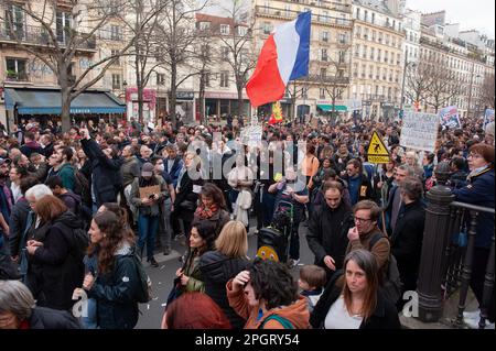 Paris / France - 24/03/2023, Laurent Pailler / le Pictorium - en procession de la manifestation contre la réforme des retraites de 23 mars à Paris - 24/3/2023 - France / Paris / Paris - lors de cette manifestation intersyndicale de 9th jours contre la réforme des retraites du gouvernement d'Elisabeth borne, la jeunesse a fait une entrée remarquable dans le mouvement de protestation Banque D'Images