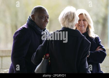 Garth Crooks (à gauche) arrive devant un service funéraire pour le commentateur sportif John Motson au crématorium de Crownhill, Milton Keynes. Motson, devenu synonyme de football anglais au cours de sa brillante carrière de 50 ans avec la BBC, est mort sur 23 février 2023. « motty », qui a commencé à travailler pour Match of the Day en 1971 et a commenté plus de 2 500 matchs, était très populaire auprès de générations de fans de football et était célèbre pour son pelage en peau de mouton. Date de la photo: Vendredi 24 mars 2023. Banque D'Images