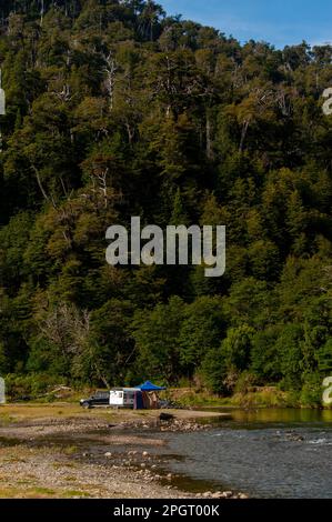 Camping sur la rivière Pichi Traful, route des sept lacs, Ruta 40, province de Neuquén, Argentine Banque D'Images