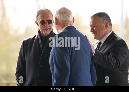 Mark Lawrenson (à gauche), Bob Wilson et Ray Stubbs (à droite) arrivent devant un service funéraire pour John Motson, commentateur sportif, au crématorium de Crownhill, Milton Keynes. Motson, devenu synonyme de football anglais au cours de sa brillante carrière de 50 ans avec la BBC, est mort sur 23 février 2023. « motty », qui a commencé à travailler pour Match of the Day en 1971 et a commenté plus de 2 500 matchs, était très populaire auprès de générations de fans de football et était célèbre pour son pelage en peau de mouton. Date de la photo: Vendredi 24 mars 2023. Banque D'Images