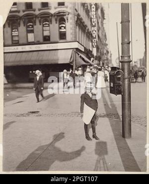 Autoportrait avec Newsboy 1908 par Lewis Hine Banque D'Images