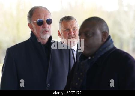 Mark Lawrenson (à gauche), Ray Stubbs et Garth Crooks (à droite) arrivent devant un service funéraire pour le commentateur sportif John Motson au crématorium de Crownhill, Milton Keynes. Motson, devenu synonyme de football anglais au cours de sa brillante carrière de 50 ans avec la BBC, est mort sur 23 février 2023. « motty », qui a commencé à travailler pour Match of the Day en 1971 et a commenté plus de 2 500 matchs, était très populaire auprès de générations de fans de football et était célèbre pour son pelage en peau de mouton. Date de la photo: Vendredi 24 mars 2023. Banque D'Images