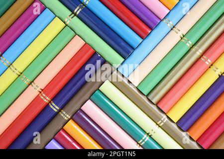 Jeu de crayons de couleur empilés dans un gros plan de rangée. Banque D'Images