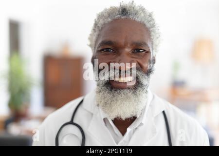 Portrait d'un médecin senior afro-américain souriant en regardant l'appareil photo. professionnel de la santé au travail. Banque D'Images