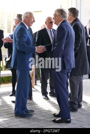 Bob Wilson (à gauche) et Sir Trevor Brooking devant un service funéraire pour le commentateur sportif John Motson au crématorium de Crownhill, Milton Keynes. Motson, devenu synonyme de football anglais au cours de sa brillante carrière de 50 ans avec la BBC, est mort sur 23 février 2023. « motty », qui a commencé à travailler pour Match of the Day en 1971 et a commenté plus de 2 500 matchs, était très populaire auprès de générations de fans de football et était célèbre pour son pelage en peau de mouton. Date de la photo: Vendredi 24 mars 2023. Banque D'Images