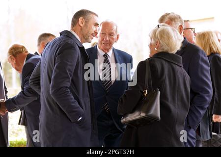 Martin Keown (à gauche) et Bob Wilson (au centre) devant un service funéraire pour le commentateur sportif John Motson au crématorium de Crownhill, Milton Keynes. Motson, devenu synonyme de football anglais au cours de sa brillante carrière de 50 ans avec la BBC, est mort sur 23 février 2023. « motty », qui a commencé à travailler pour Match of the Day en 1971 et a commenté plus de 2 500 matchs, était très populaire auprès de générations de fans de football et était célèbre pour son pelage en peau de mouton. Date de la photo: Vendredi 24 mars 2023. Banque D'Images