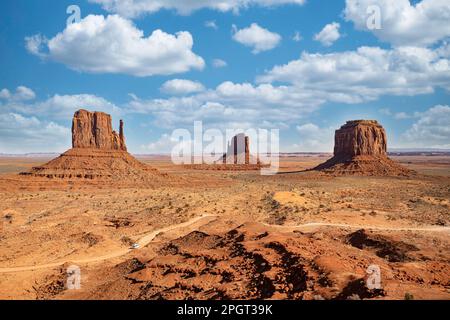 La Monument Valley contre un ciel flamboyant de soleil dans le paysage aride du désert, Arizona Banque D'Images