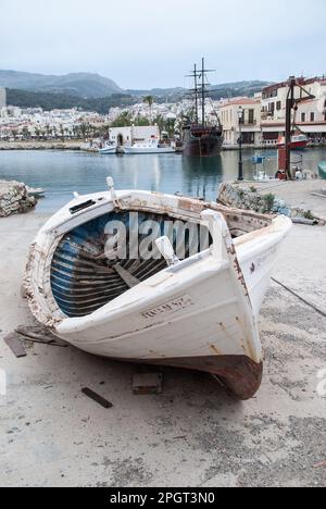 Zone de HaHarbour Rethymnon, Crète, Grèce avec le bateau traîné sur la cale avec le phare et bateau pirate dans cette scène de port. Banque D'Images