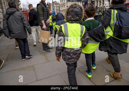 Londres, Angleterre, Royaume-Uni. De jeunes écoliers qui font une sortie dans le centre de Londres, portent des vestes haute visibilité Banque D'Images