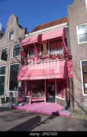 Edam, pays-Bas. Février 2023. Un magasin de bonbons roses à Edam, Hollande. Photo de haute qualité Banque D'Images