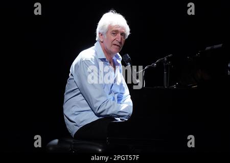 Le chanteur français Yves Duteil en concert. Banque D'Images