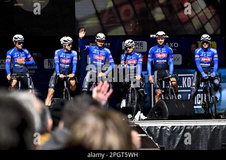 Harelbeke, vendredi 24 mars 2023. Harelbeke, Belgique. 24th mars 2023. Pilotes d'Alpecin-Deceuninck photographiés au début de la course cycliste d'une journée 'E3 Saxo Bank Classic', 204,1km de et vers Hrelbeke, vendredi 24 mars 2023. BELGA PHOTO JASPER JACOBS crédit: Belga News Agency/Alay Live News Banque D'Images