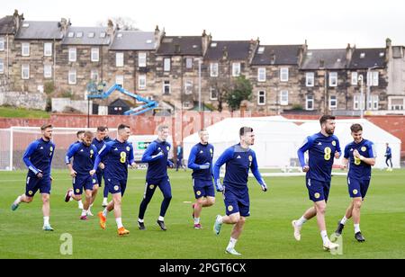 Des joueurs d'Écosse pendant une session d'entraînement à Lesser Hampden, Glasgow. L'Écosse lance demain, samedi 25 mars, sa campagne de qualification pour l'Euro 2024 contre Chypre. Date de la photo: Vendredi 24 mars 2023. Banque D'Images