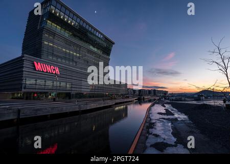 Musée Munch récemment construit à Oslo vu lors d'une nuit d'hiver Banque D'Images