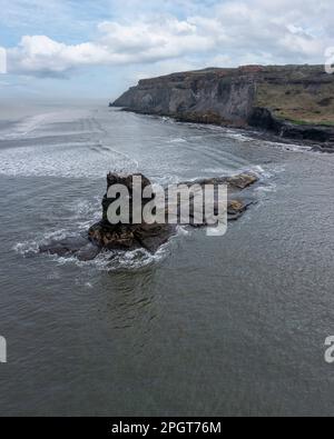 nab noire à la baie de saltwick près de whitby north yorkshire vue élevée à marée haute Banque D'Images