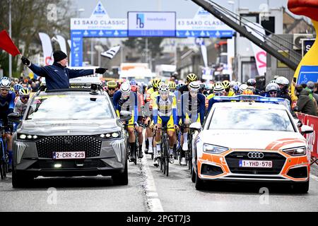 Harelbeke, vendredi 24 mars 2023. Harelbeke, Belgique. 24th mars 2023. L'illustration montre le début de la 'E3 Saxo Bank Classic' course cycliste d'une journée, 204,1km de et à Harelbeke, vendredi 24 mars 2023. BELGA PHOTO JASPER JACOBS crédit: Belga News Agency/Alay Live News Banque D'Images