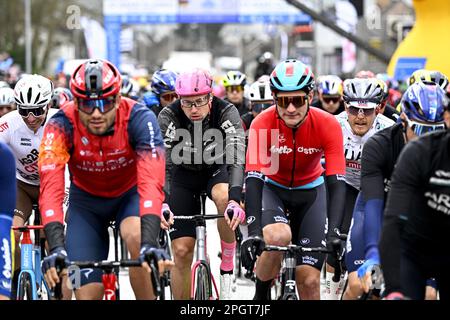 Harelbeke, vendredi 24 mars 2023. Harelbeke, Belgique. 24th mars 2023. L'illustration montre le début de la 'E3 Saxo Bank Classic' course cycliste d'une journée, 204,1km de et à Harelbeke, vendredi 24 mars 2023. BELGA PHOTO JASPER JACOBS crédit: Belga News Agency/Alay Live News Banque D'Images