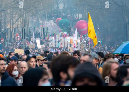 Foule de Français marchant dans une rue de Paris, France, lors d'une manifestation contre la réforme de la retraite du gouvernement Banque D'Images