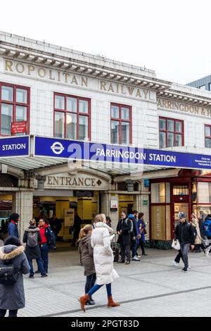 Entrée à la station de métro Farringdon, l'ancien panneau « chemin de fer de la Mottold » visible au-dessus de l'auvent moderne, Londres, Royaume-Uni Banque D'Images