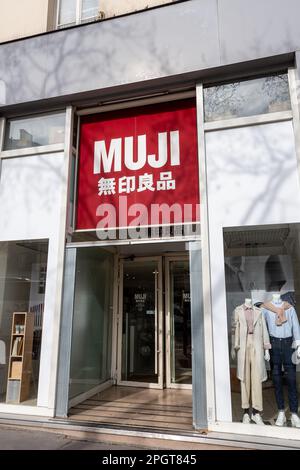 Vue extérieure d'un magasin Muji, chaîne japonaise de magasins vendant des produits sans logo Banque D'Images