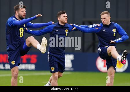 Andy Robertson (centre) d'Écosse pendant une séance d'entraînement à Lesser Hampden, Glasgow. L'Écosse lance demain, samedi 25 mars, sa campagne de qualification pour l'Euro 2024 contre Chypre. Date de la photo: Vendredi 24 mars 2023. Banque D'Images